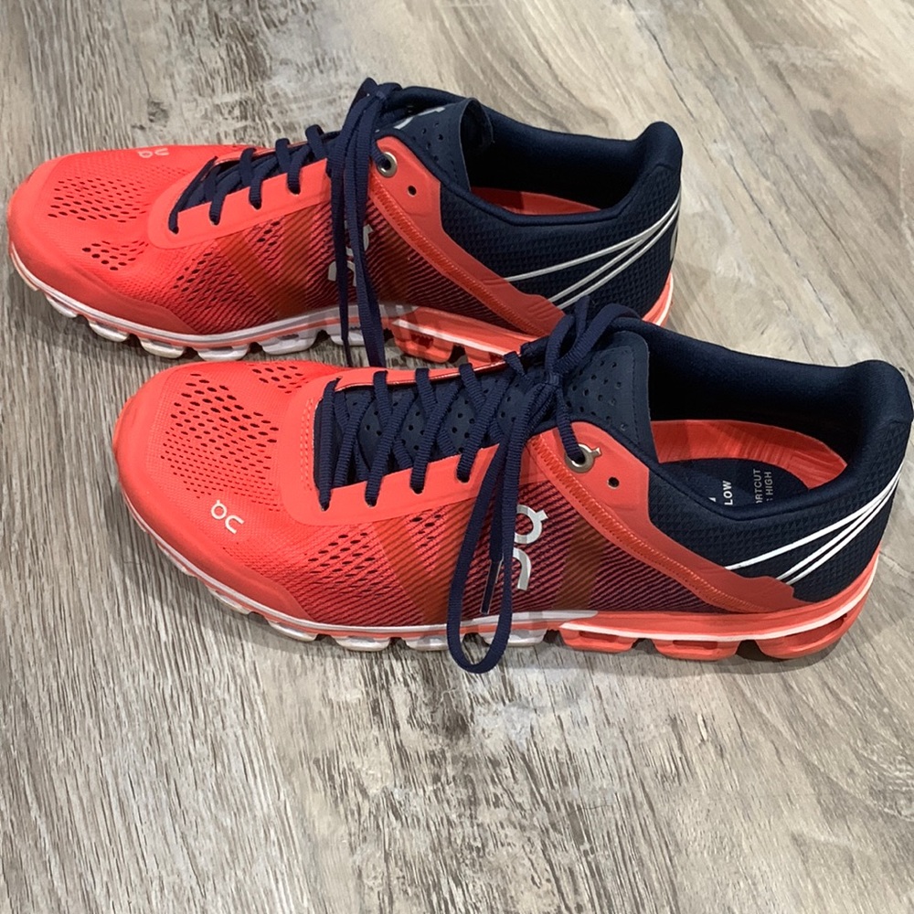 On cloud flow running shoes